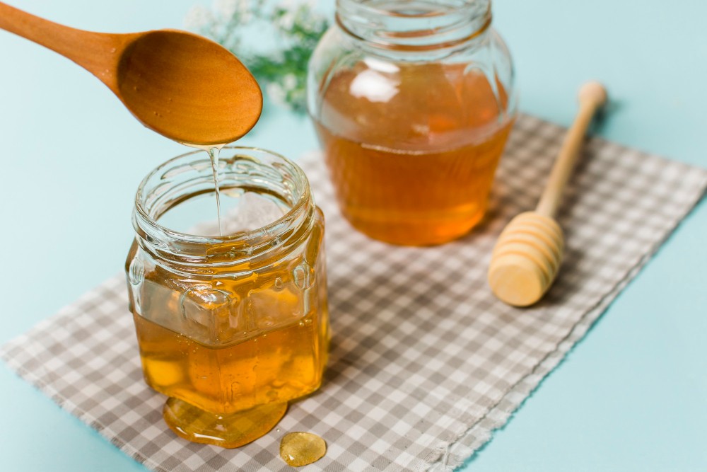 honey-jars-with-spoons